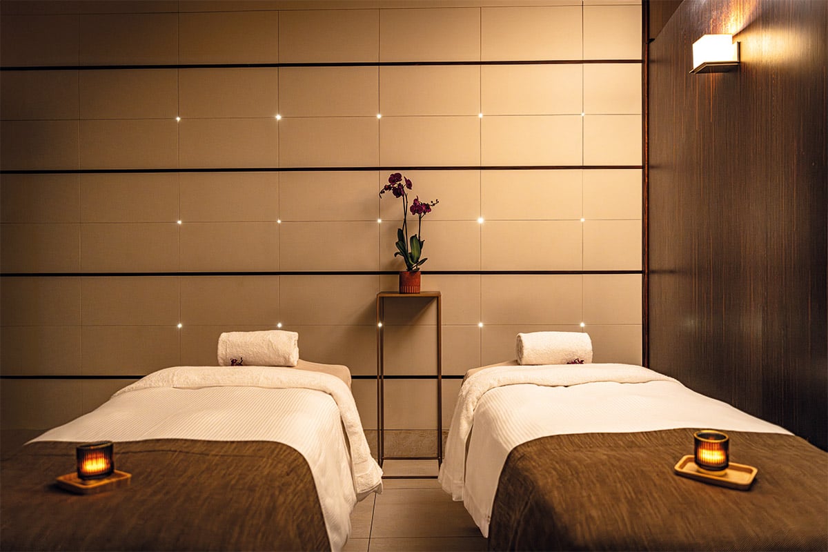 burgundy-cabine-1